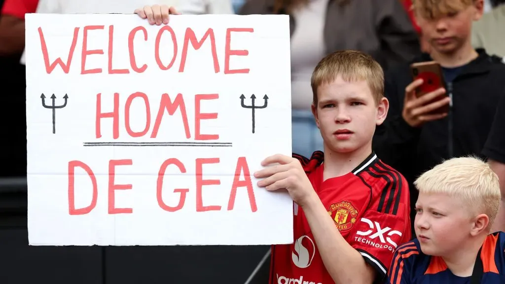 Jovens adeptos do Manchester United celebram De Gea. Foto: Matt McNulty/Getty Images