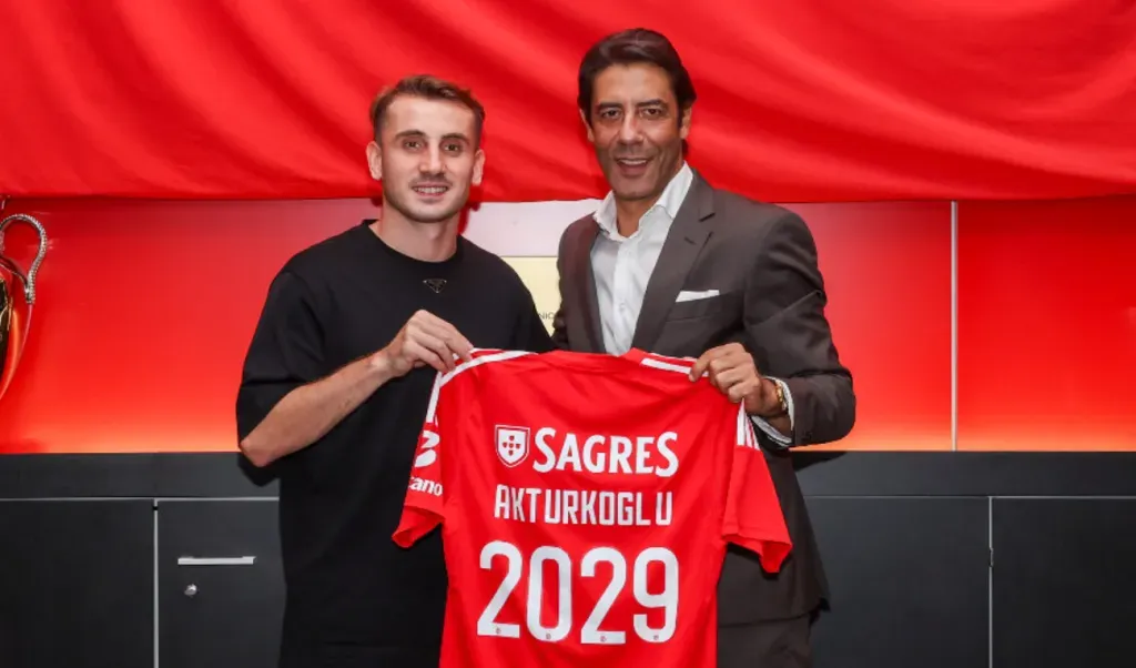 Akturkoglu e Rui Costa na apresentação ao Benfica. Foto: SLB