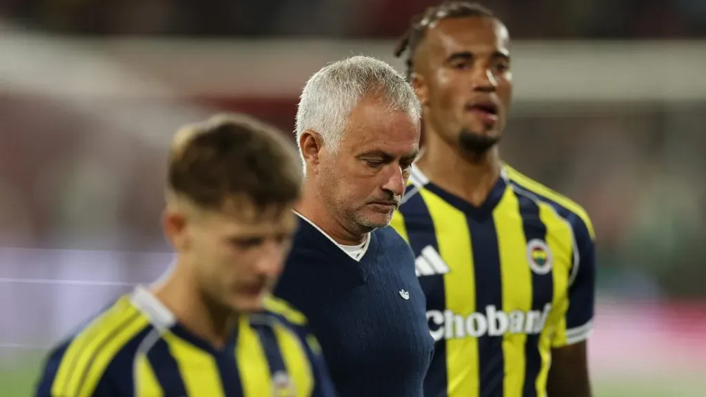 José Mourinho, treinador do Fenerbahçe, demonstrou-se cabisbaixo após o término do jogo, mas depois reagiu de forma positiva. Foto: Getty