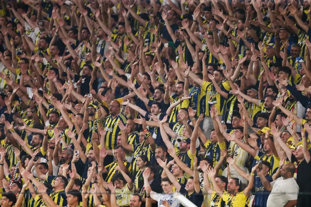 O apoio do público do Fenerbahçe em casa, contra o Benfica. Foto: Ahmad Mora/Getty Images.