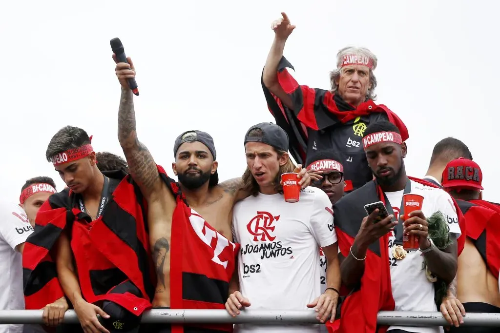 O Flamengo, em 2019, a comemorar a Libertadores (Jorge Jesus está em cima e Filipe Luís logo abaixo, ao lado de Gabriel Barbosa, na foto). Wagner Meier/Getty Images.