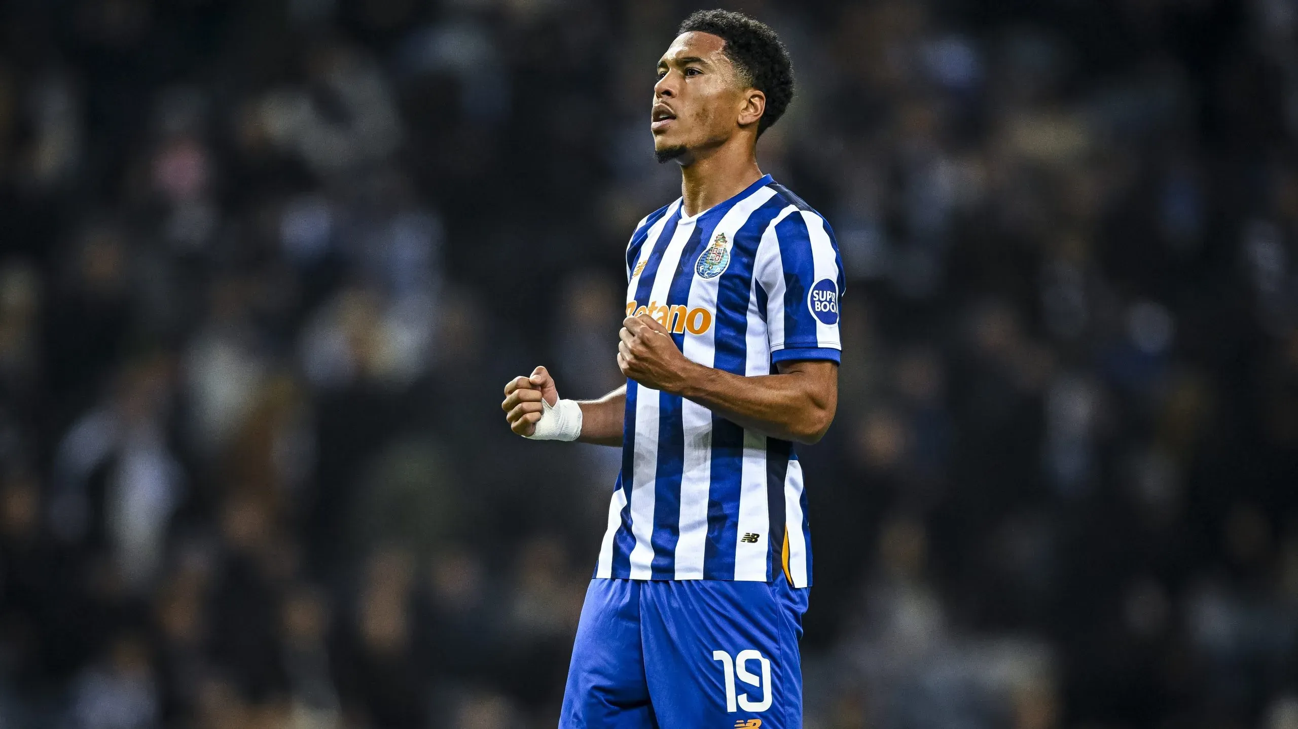 Danny Loader fez parte da seleção inglesa campeã do Mundo em 2017, onde pontificavam nomes como Phil Foden, Marc Guéhi, Gibbs-White, Hudson-Odoi, Smith-Rowe e que goleou Espanha, na final, por 5-2. Foto: Octavio Passos/Getty Images