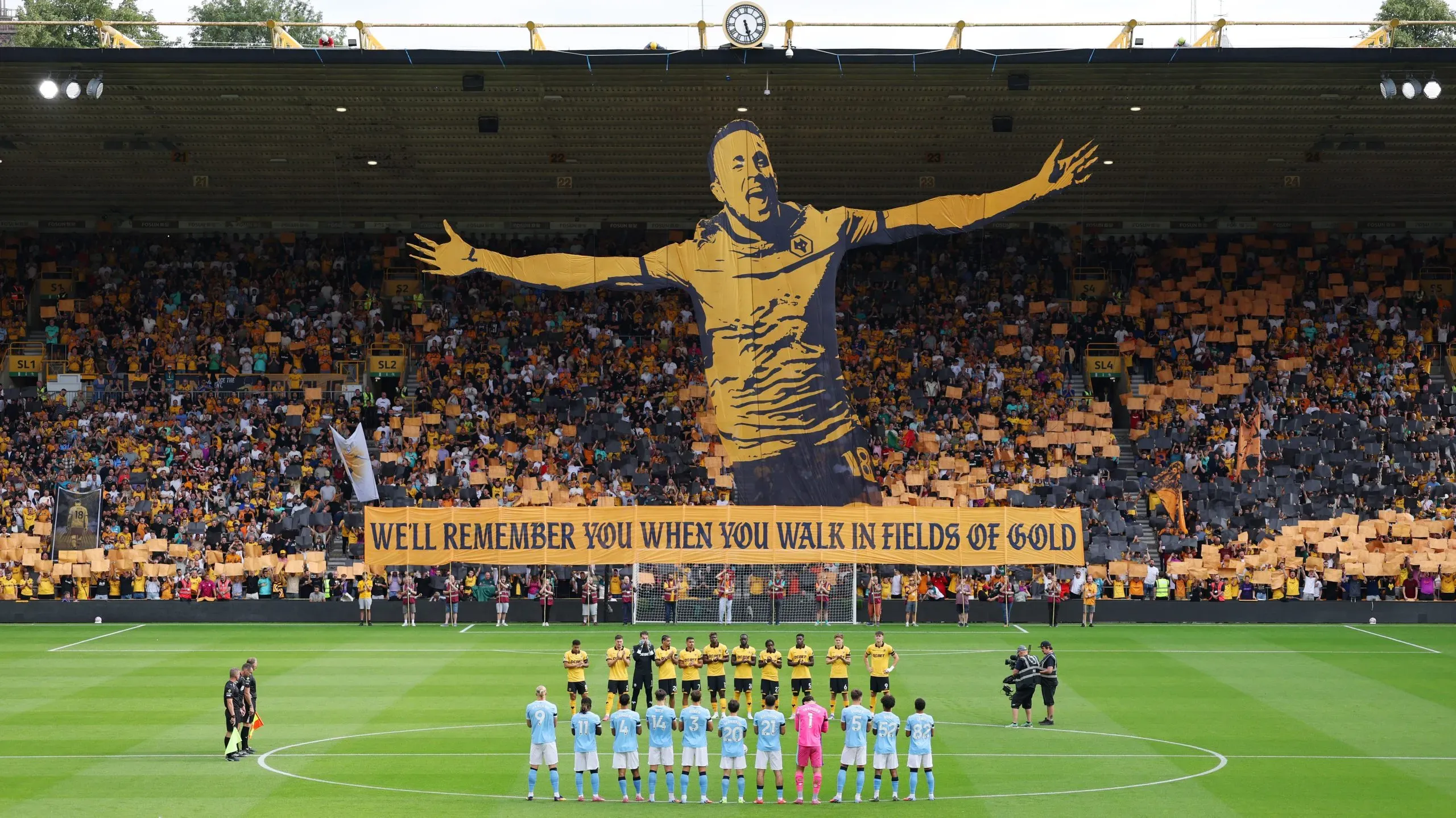 “We’ll remember you when you walk in fields of gold” ou, em português, “Vamo-nos lembrar-te quando caminhares nos campos de ouro” foi uma das mais marcantes e carismáticas homenagens nos estádios da Premier League, neste caso no Wolverhampton – Manchester City, no Estádio Molineux, casa dos ‘wolves’.Foto: Michael Regan/Getty Images