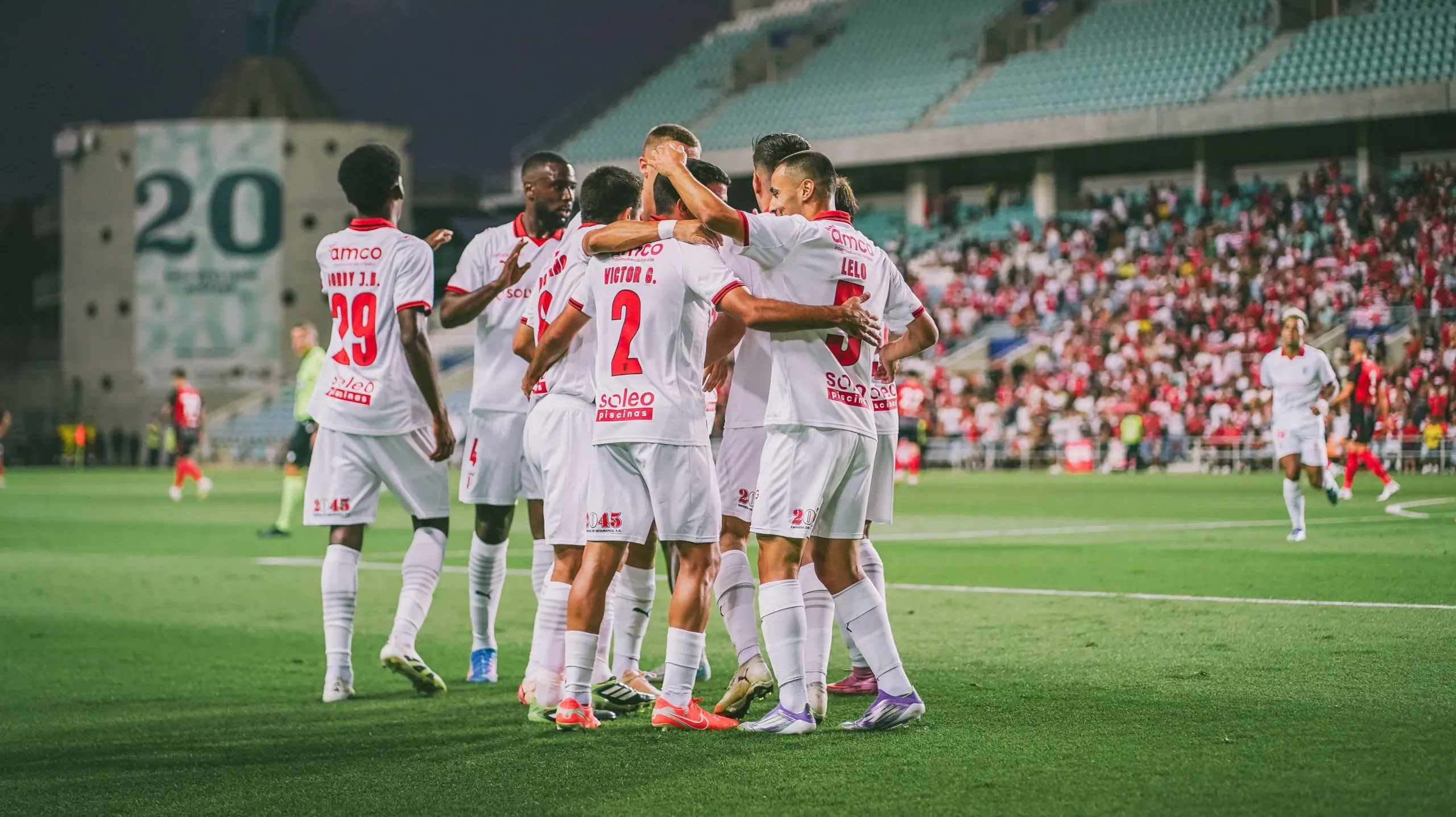 Victor Gómez muito acarinhado pelos companheiros de equipa na estreia a marcar ao serviço do SC Braga.Foto: SC Braga