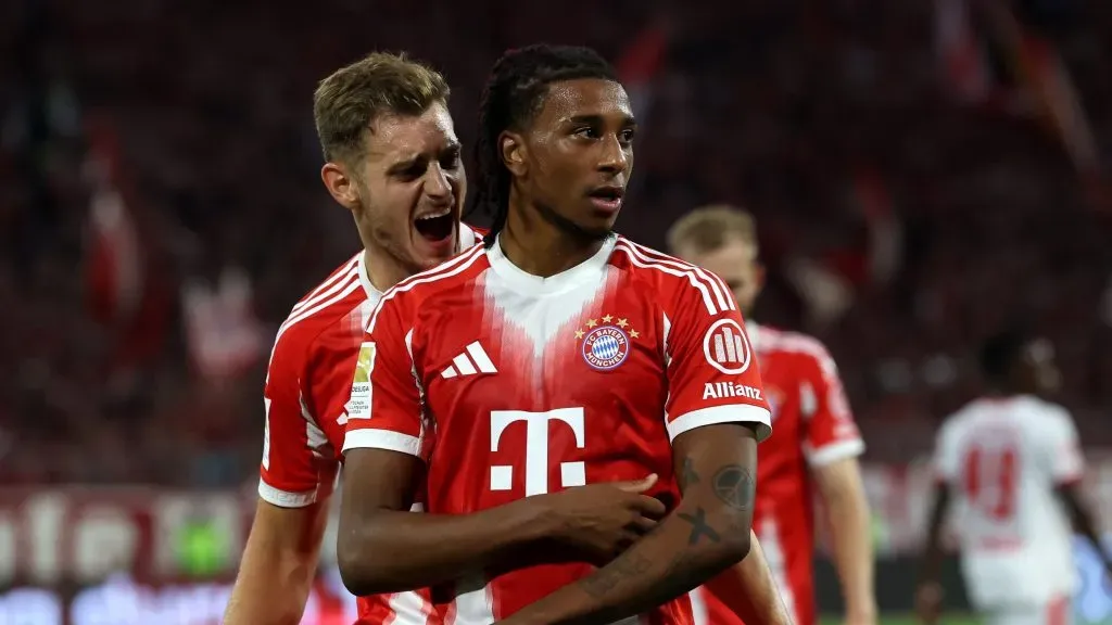 Michael Olise bisou ante o Leipsig. Foto: Alexander Hassenstein/Getty Images