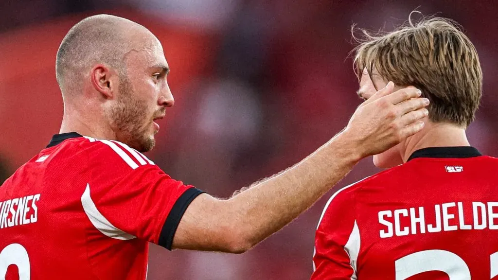 Aursnes e Schjelderup, do Benfica. Foto: conta oficial no X do SL Benfica