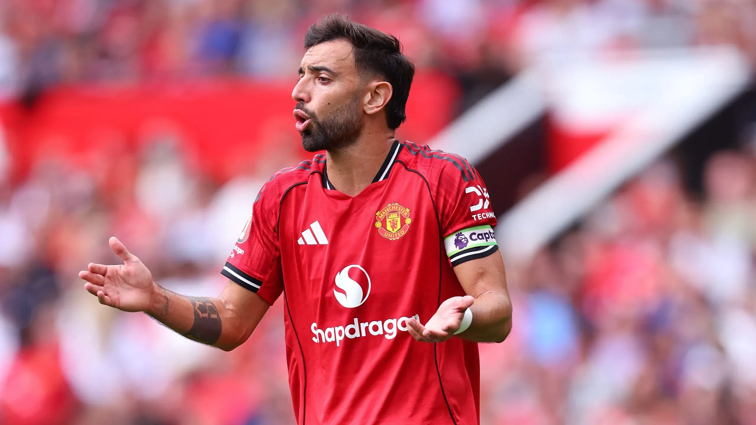 Bruno Fernandes, capitão do Manchester United, vai na sétima temporada pelos ‘red devils’, após ter deixado o Sporting em janeiro de 2020, a troco de 70 milhões de euros. Foto: Molly Darlington/Getty Images