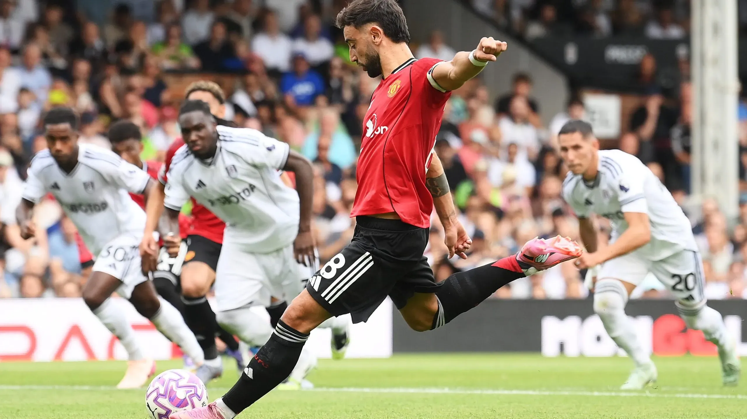 Bruno Fernandes, especialista em grandes penalidades, desta vez rematou muito mal, enviando a bola muito por cima, para a bancada. Foto: Mike Hewitt/Getty Images