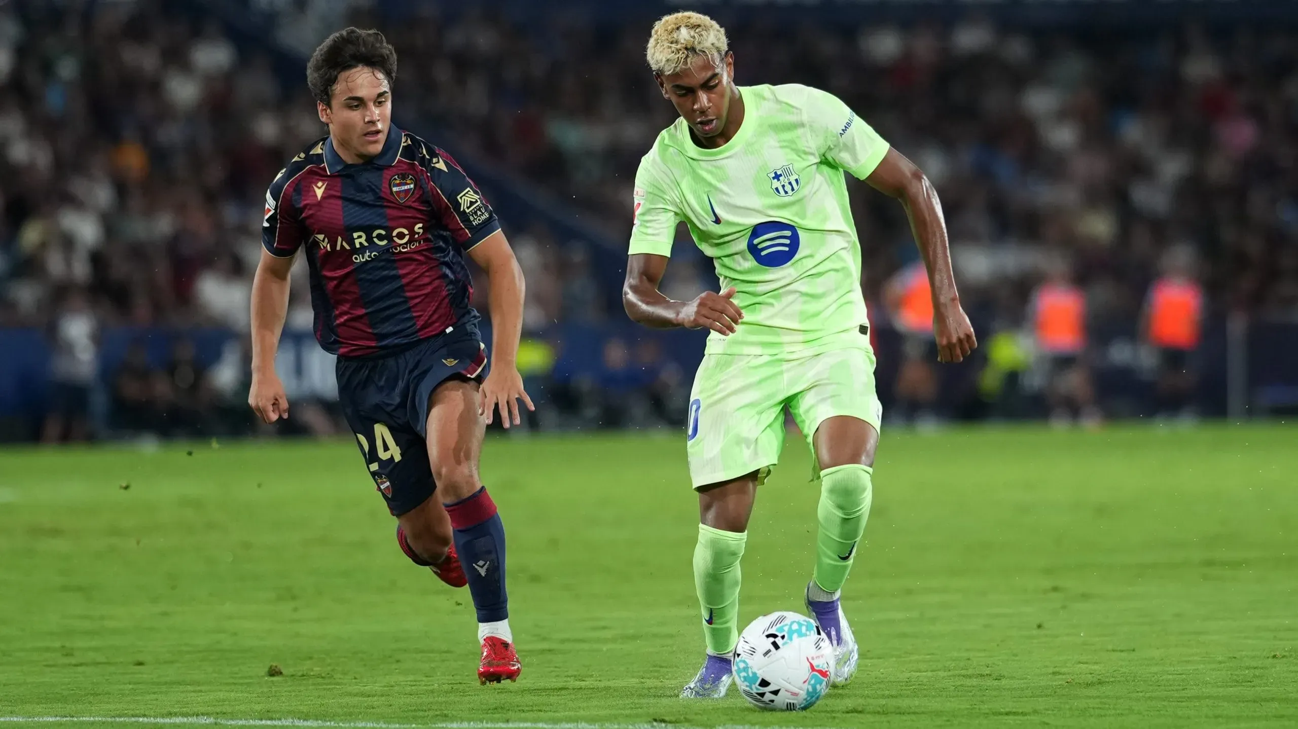 Carlos Álvarez procura pressionar Lamine Yamal, craque do Barcelona e da seleção de Espanha.Foto: Alex Caparros/Getty Images