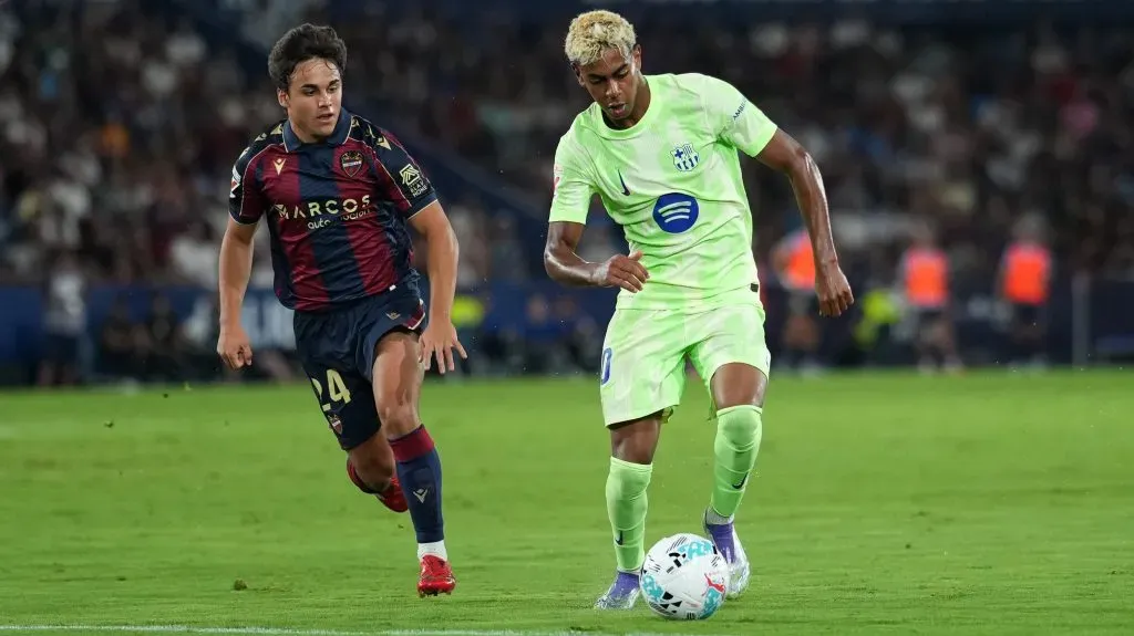 Álvarez a enfrentar Yamal no recente Levante x Barcelona. Foto: Alex Caparros/Getty Images.