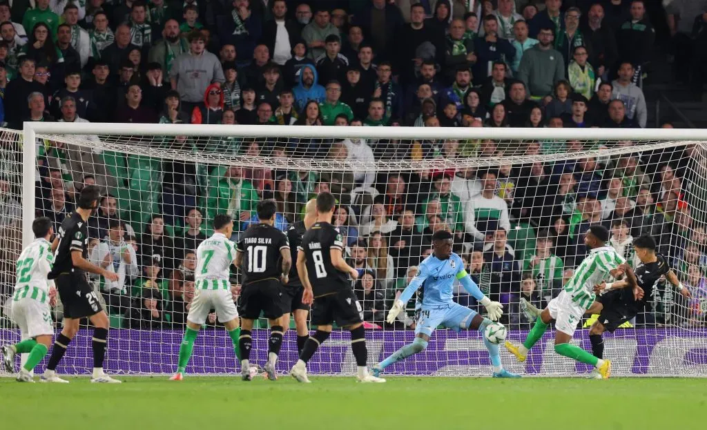 Varela em ação durante o Betis x Vitória SC da Conference League, em 2025. Foto: Fran Santiago/Getty Images.