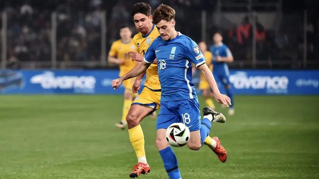 Konstantelias, alvo do Sporting, em jogo da seleção grega. Foto: Milos Bicanski/Getty Images