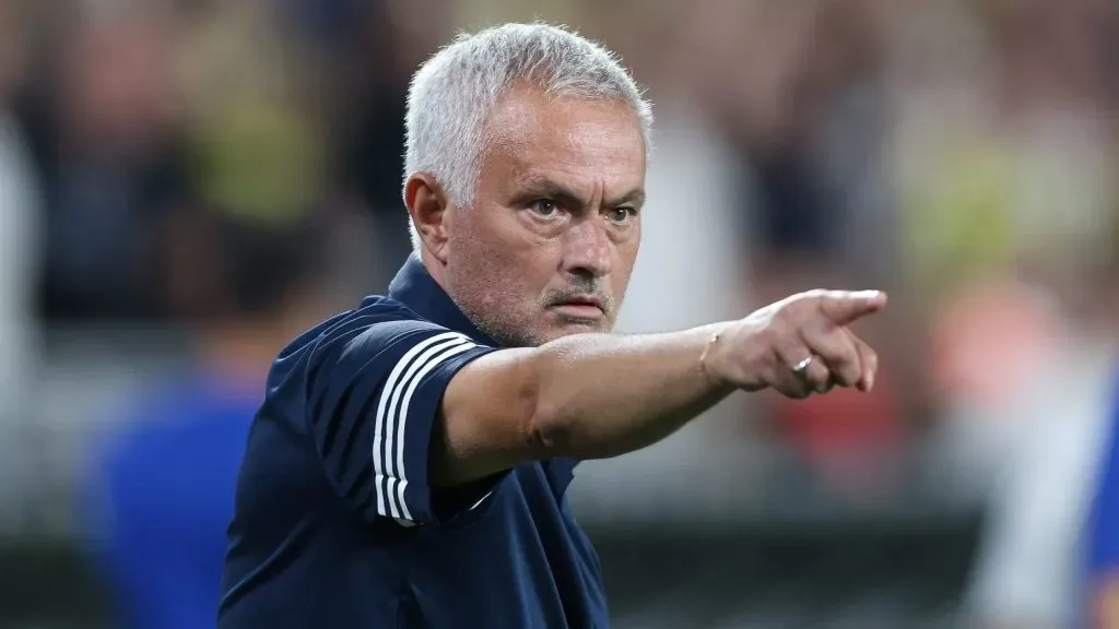 José Mourinho olha para a Liga Europa e aponta o FC Porto como um candidato fortíssimo a conquistar o troféu.