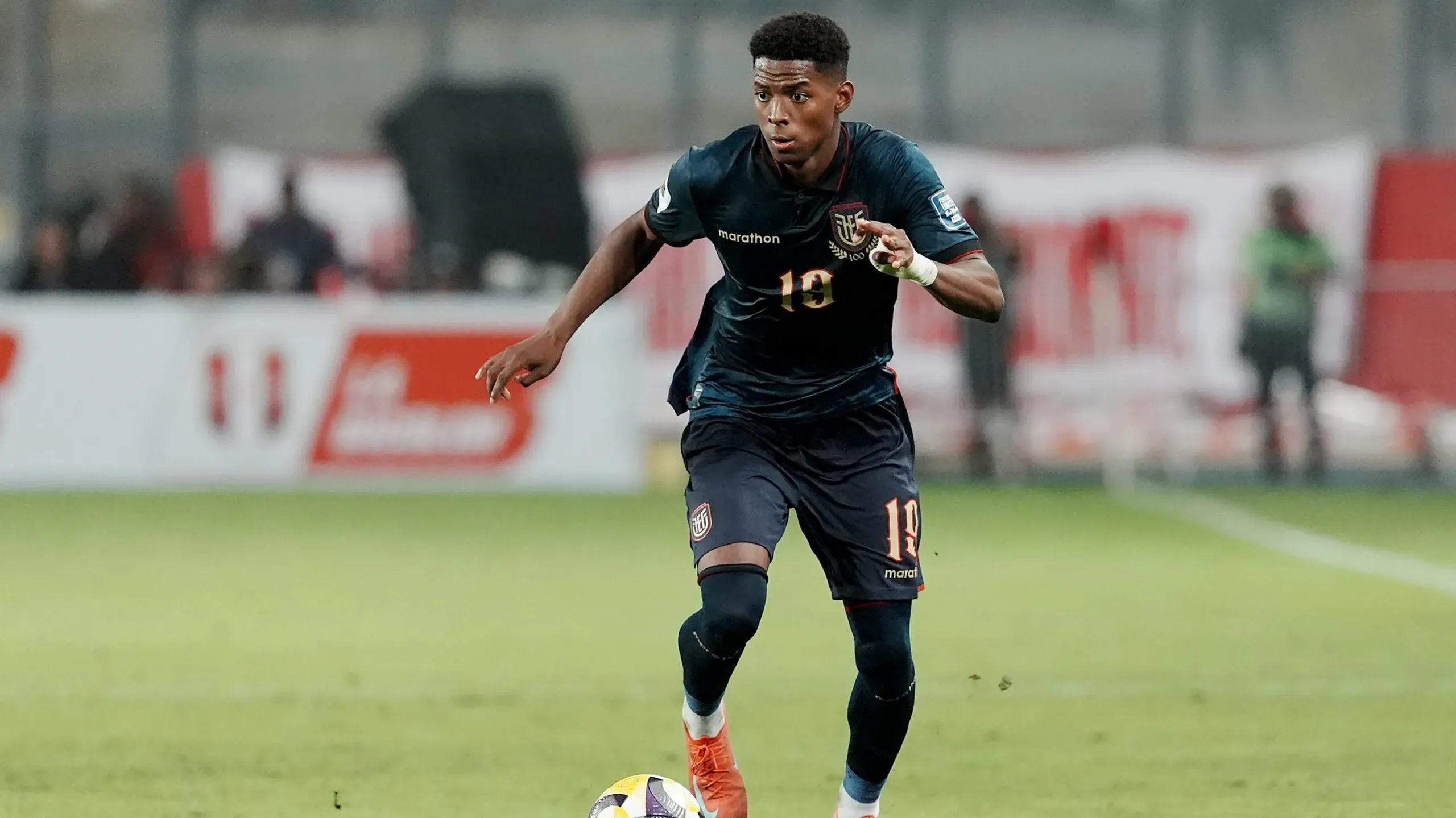 Nilson Angulo, internacional equatoriano de 22 anos, é apontado como alternativa a Yeremay no Sporting.Foto: Raul Sifuentes/Getty Images