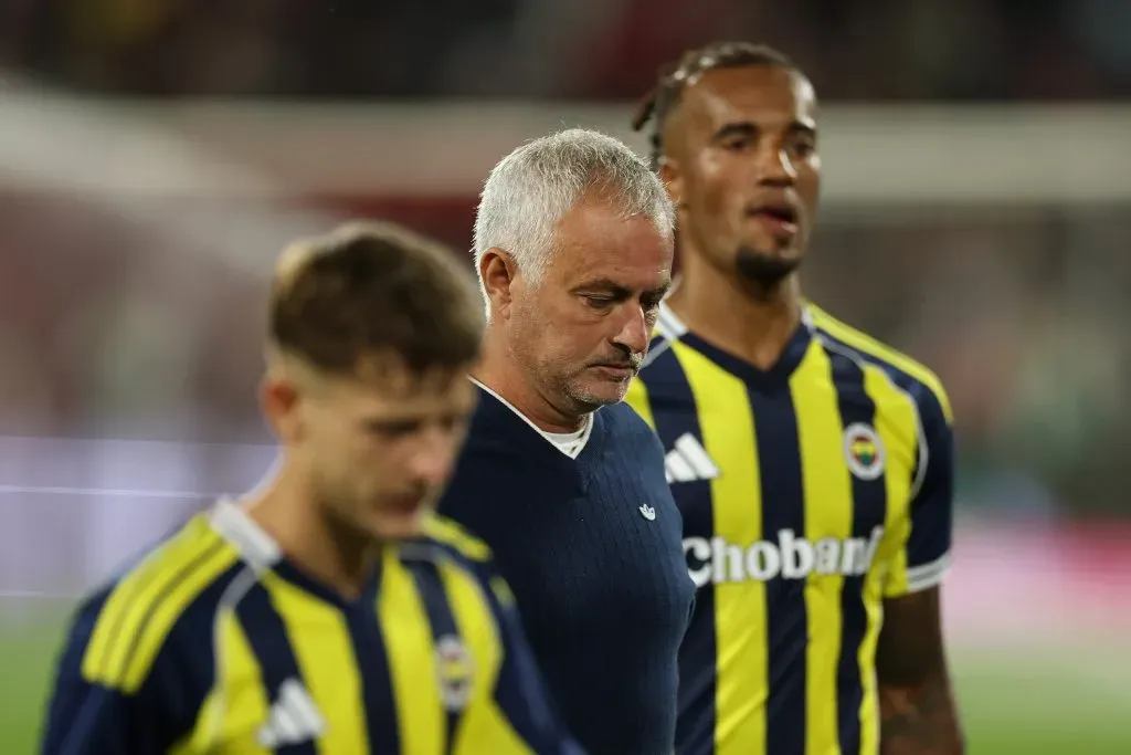 Mourinho deverá estar desiludido por sair assim do Fenerbahçe. Foto: Dean Mouhtaropoulos/Getty Images.