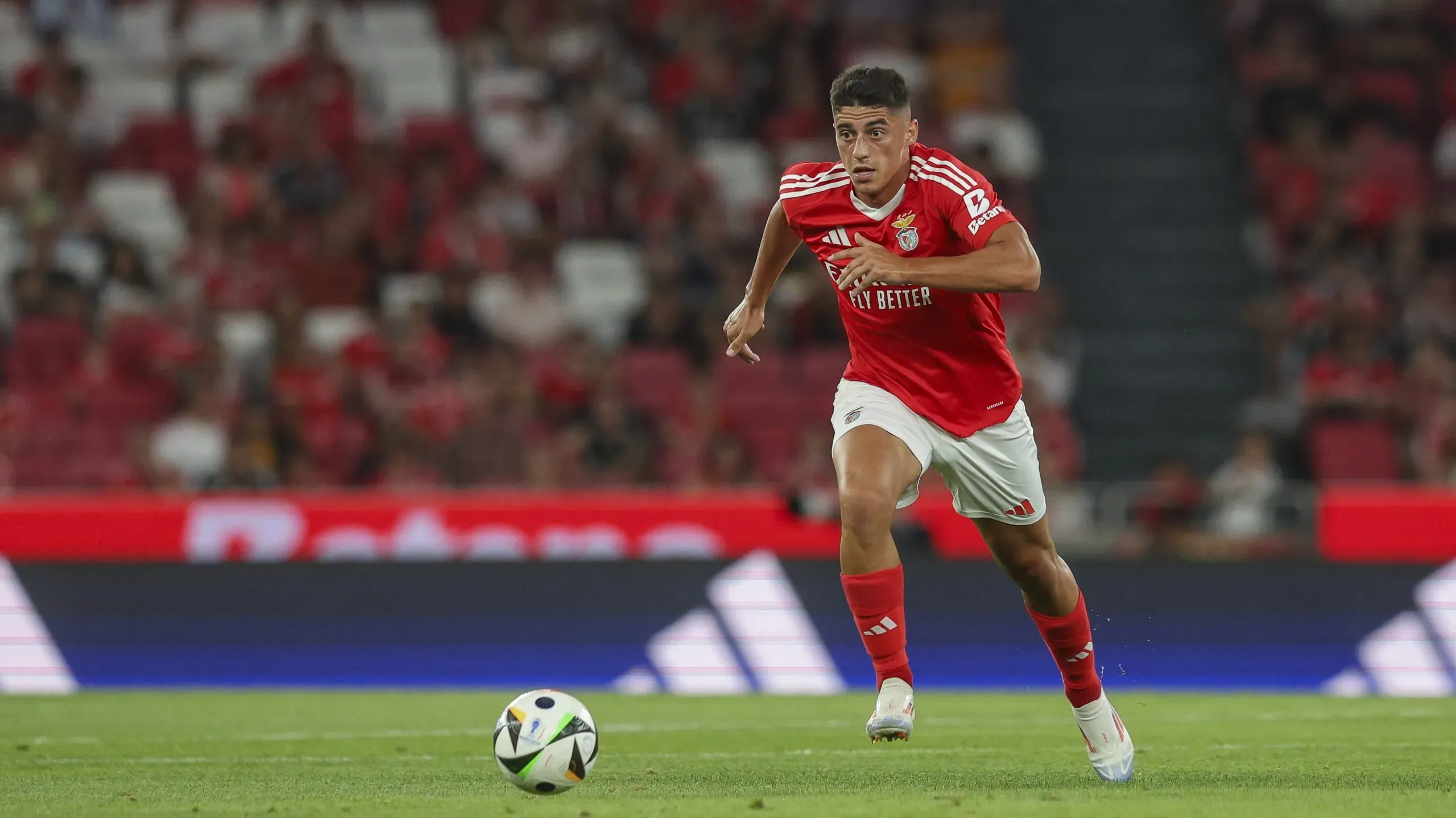 Tiago Gouveia, de 24 anos, vai representar os franceses do Nice, clube que o Benfica eliminou no caminho para a fase de grupos da Champions League. Foto: Carlos Rodrigues/Getty Images