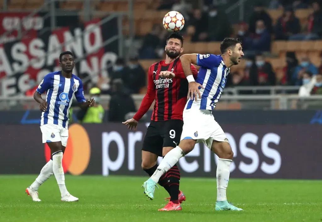 Grujic em ação com a camisola do FC Porto e contra o AC Milan. Foto: Marco Luzzani/Getty Images.
