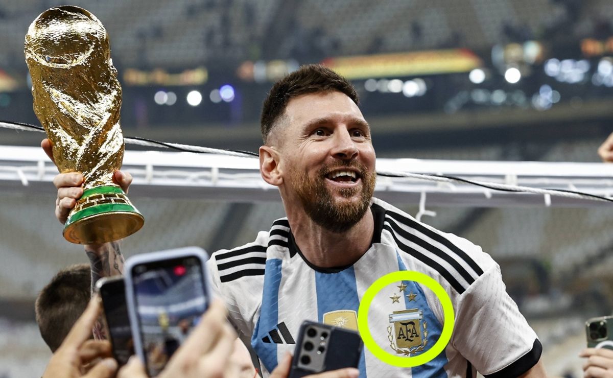 Messi sudah mengenakan kaos Argentina dengan tiga bintang