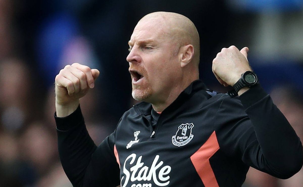 Dyche warns players as Everton make decision on coach's future