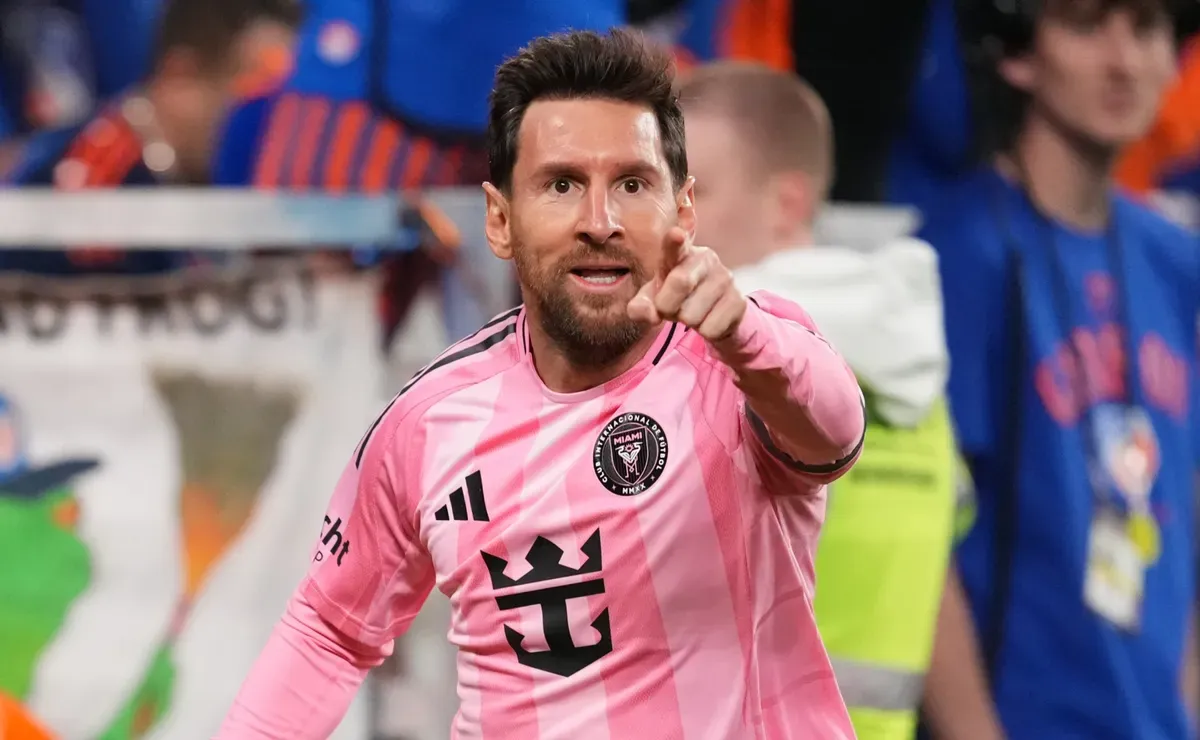 Video: Lionel Messi scores stunning header and records hat-trick of ...