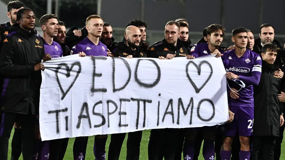 fiorentina players support bove
