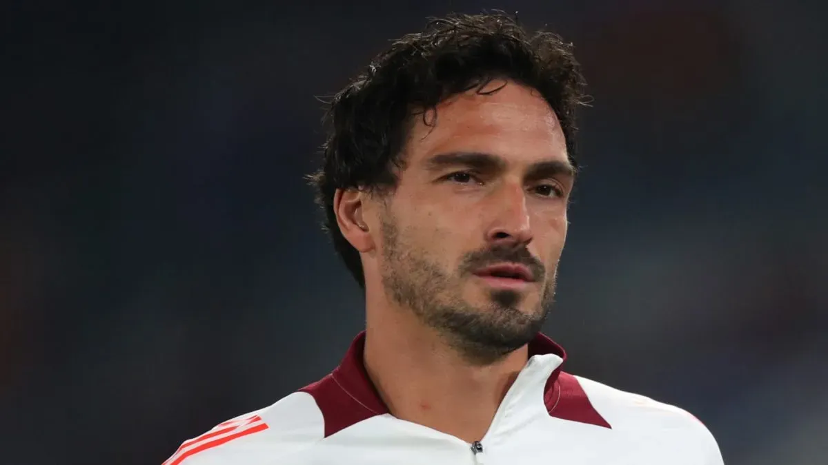 Mats Hummels of AS Roma in action during the warm up before the Serie A match between AS Roma and Torino at Stadio Olimpico on October 31, 2024 in Rome, Italy.