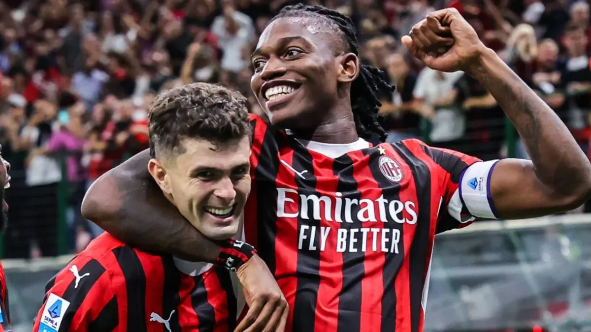 Christian Pulisic e Rafael Leao comemorando.