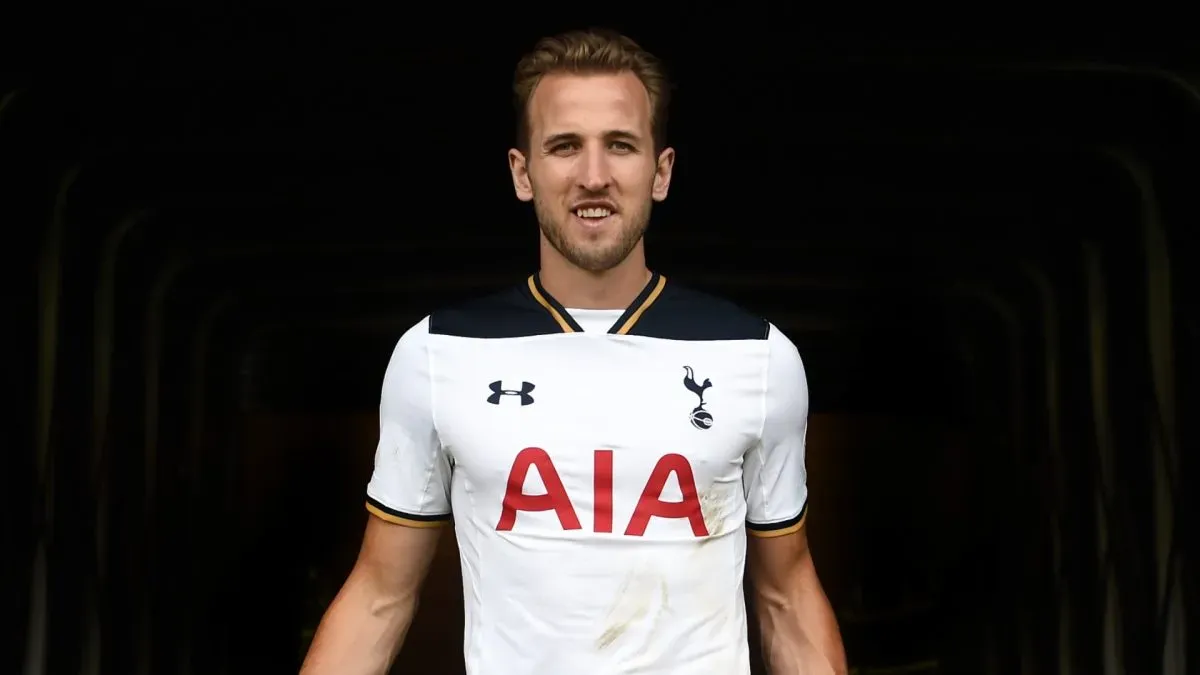 Harry Kane of Tottenham Hotspur poses in the tunnel with the golden boot and match ball after the Premier League match on May 21, 2017. (Source: Laurence Griffiths/Getty Images)