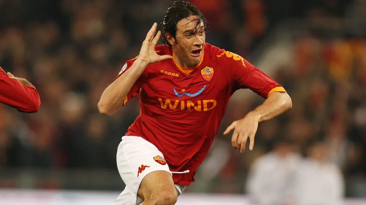 Luca Toni of AS Roma celebrates after scoring the second goal during the Serie A match between AS Roma and FC Internazionale Milano at Stadio Olimpico on March 27, 2010. (Source: Paolo Bruno/Getty Images)