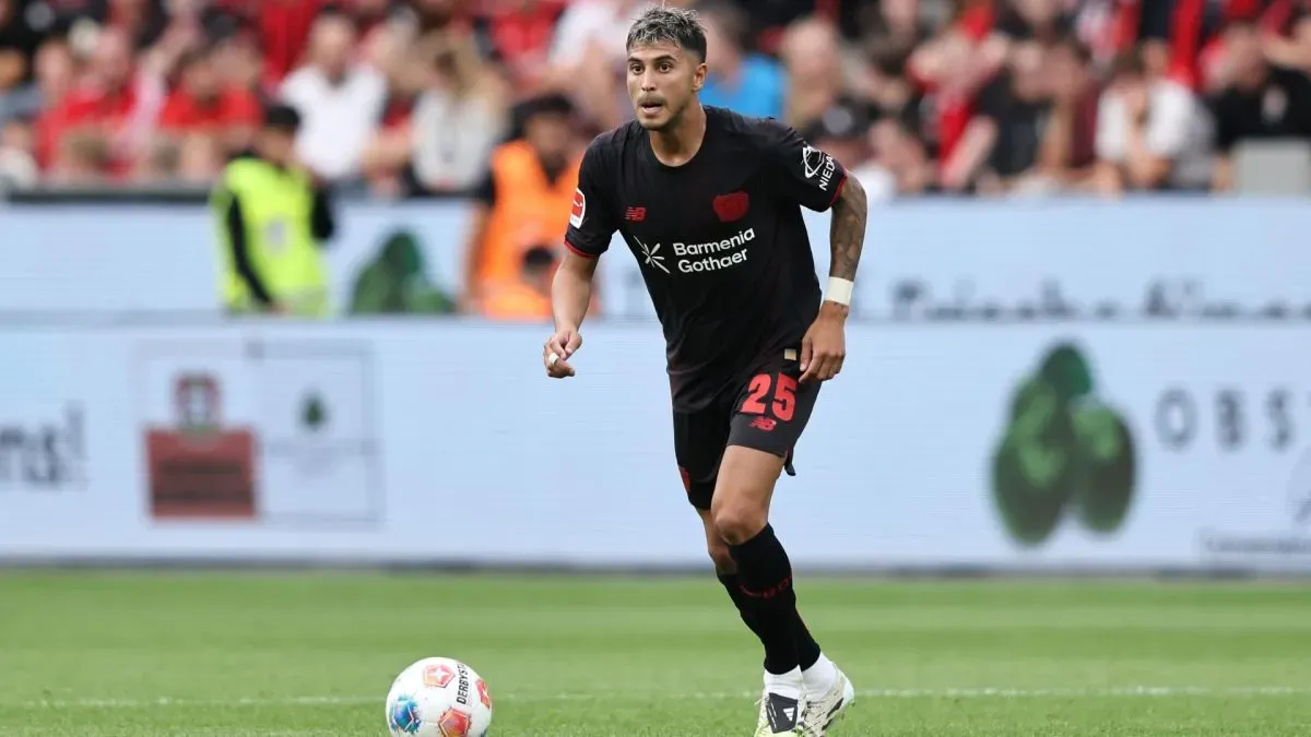 Exequiel Palacios of Bayer 04 Leverkusen runs with the ball during the pre-season friendly match between Bayer 04 Leverkusen and Pisa SC at BayArena on August 05, 2025 in Leverkusen, Germany.