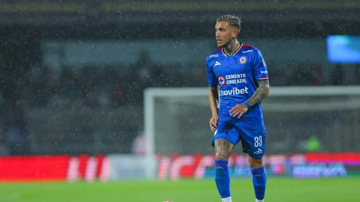 Gonzalo Piovi of Cruz Azul controls the ball during a match against Leon at the Torneo Apertura 2025 Liga MX.