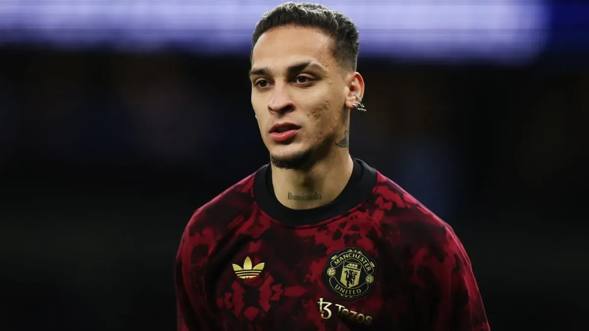 Antony of Manchester United looks on as he warms up ahead of the Carabao Cup Quarter Final match in 2024. (Source: Alex Pantling/Getty Images)