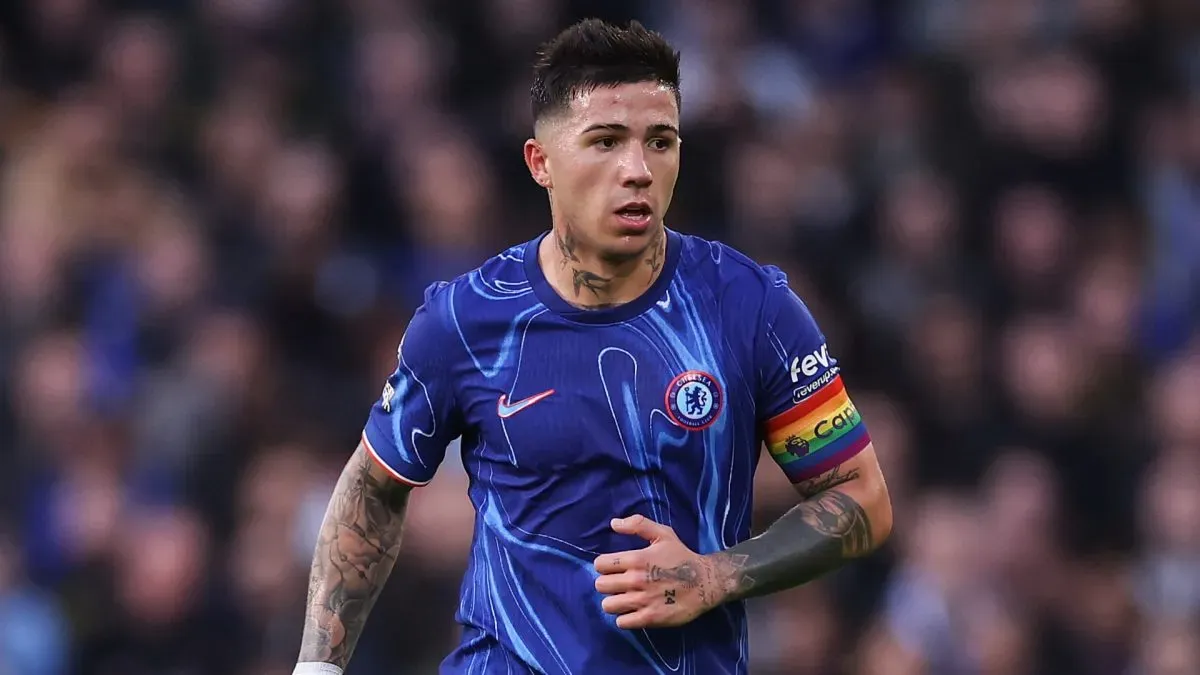 Enzo Fernandez of Chelsea controls the ball during the Premier League match between Chelsea FC and Aston Villa FC at Stamford Bridge on December 01, 2024. (Source: Ryan Pierse/Getty Images)