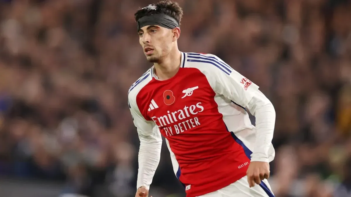 Kai Havertz of Arsenal looks on with a bandage on his head after picking up a head injury during the Premier League match between Chelsea FC and Arsenal FC in 2024. (Source: Ryan Pierse/Getty Images)