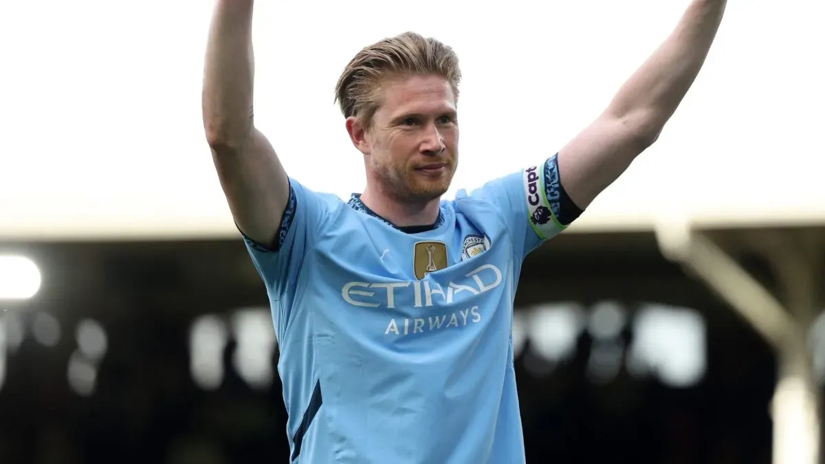 Kevin De Bruyne of Manchester City acknowledges the fans after his final game for the team, following the Premier League match in 2025. (Source: Alex Davidson/Getty Images)