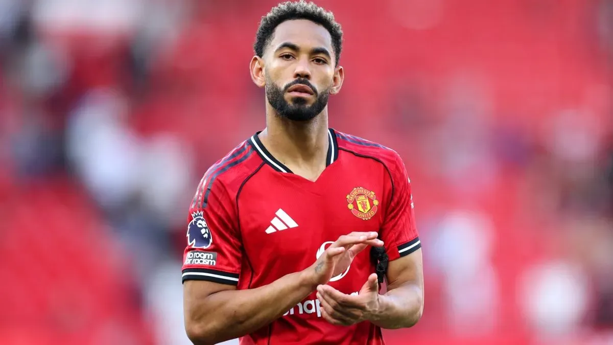 Matheus Cunha of Manchester United applauds the fans following the Premier League match between Manchester United and Arsenal at Old Trafford on August 17, 2025. (Source: Michael Regan/Getty Images)