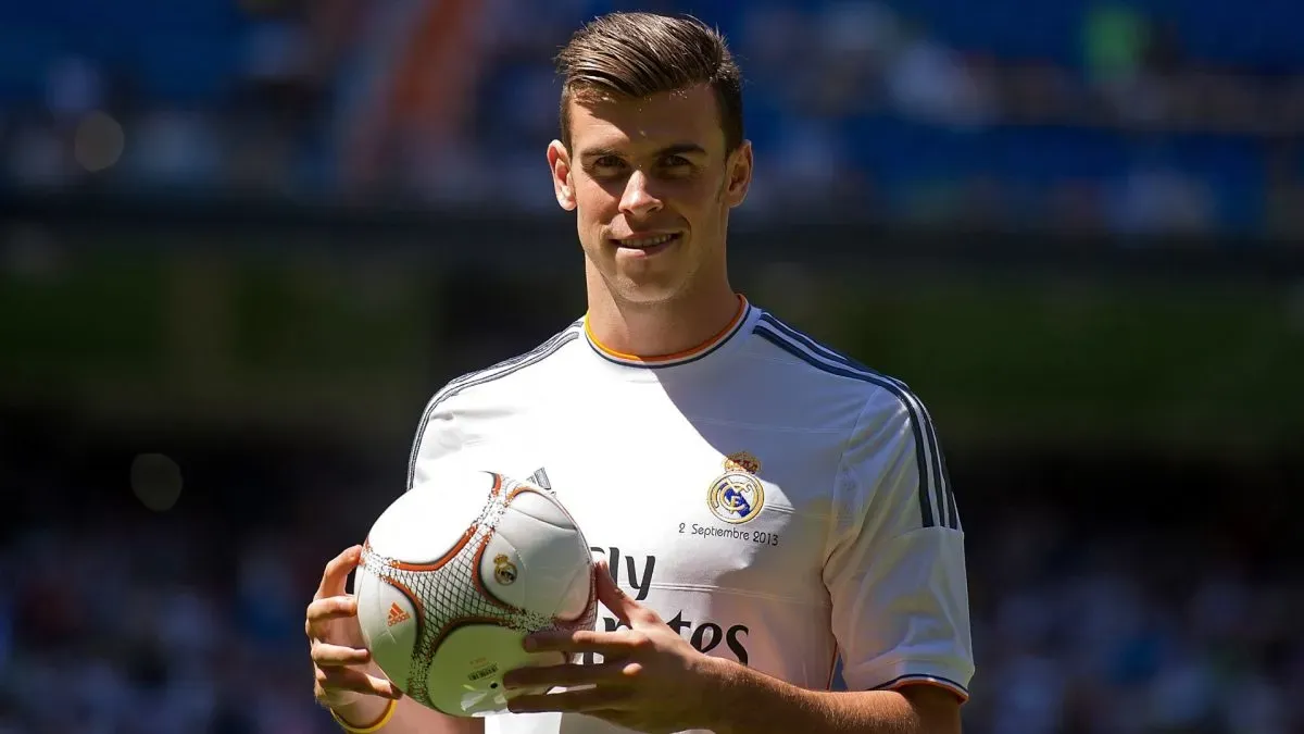 Gareth Bale poses for photographs in his new Real Madrid shirt during his official unveiling at estadio Santiago Bernabeu on September 2, 2013. (Source: Denis Doyle/Getty Images)