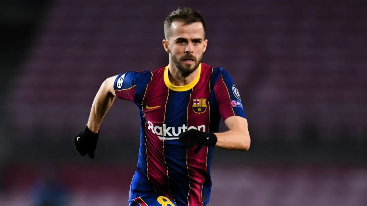 Miralem Pjanic of FC Barcelona runs with the ball during the UEFA Champions League Group G stage match between FC Barcelona and Juventus at Camp Nou on December 08, 2020. (Source: David Ramos/Getty Images)
