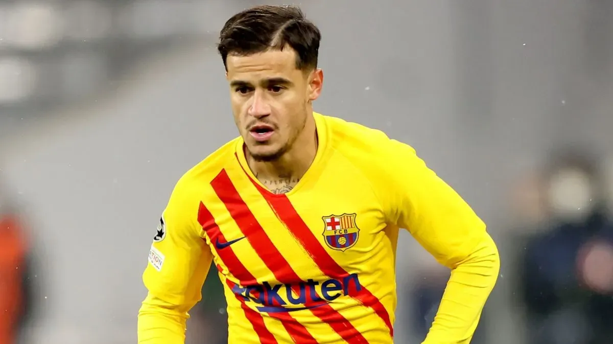 Philippe Coutinho of FC Barcelona runs with the ball during the UEFA Champions League group E match between FC Bayern München and FC Barcelona in 2021. (Source: Alexander Hassenstein/Getty Images)