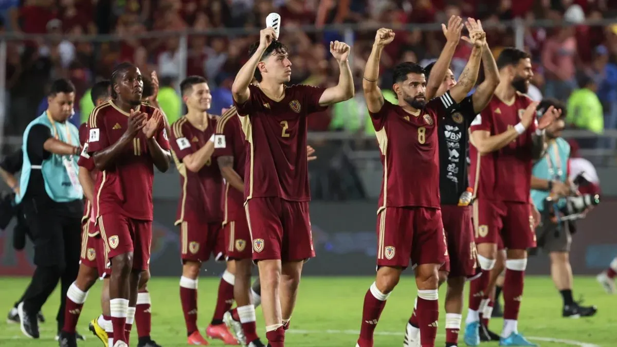 Venezuela players acknowledge the fans after the team's victory in the FIFA World Cup 2026 Qualifier match between Venezuela and Bolivia.