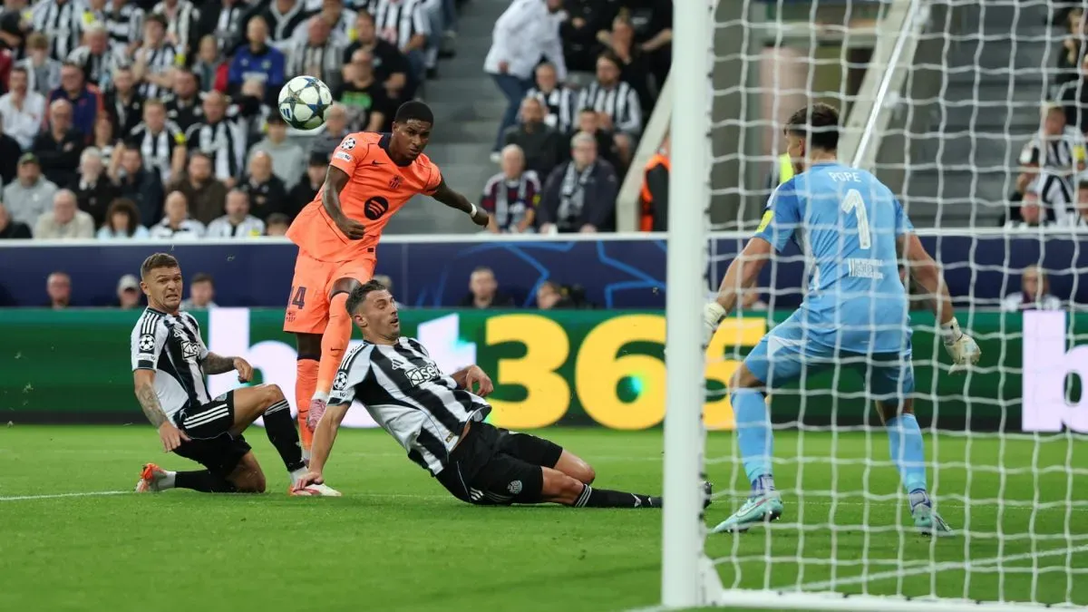 Marcus Rashford of FC Barcelona shoots wide past Kieran Trippier and Fabian Schaer of Newcastle United during the UEFA Champions League 2025/26 League Phase MD1 match between Newcastle United FC and FC Barcelona.