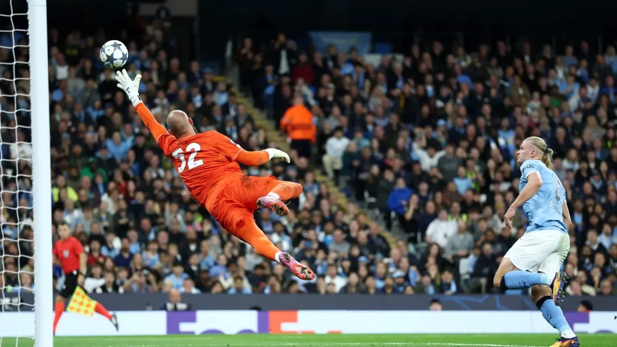 Erling Haaland of Manchester City scores his team's first goal past Vanja Milinkovic-Savic of Napoli during the UEFA Champions League 2025/26 League Phase MD1 match between Manchester City and SSC Napoli at City of Manchester Stadium on September 18, 2025 in Manchester, England.