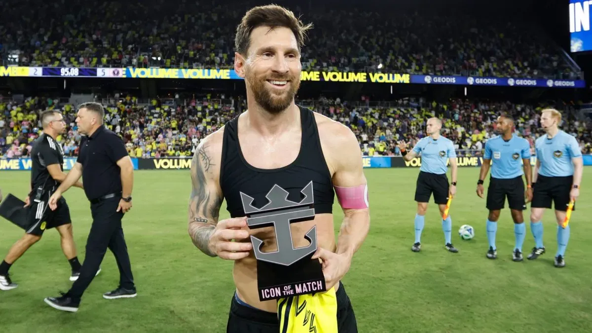 Lionel Messi #10 of Inter Miami CF poses with the Icon of the Match Award.