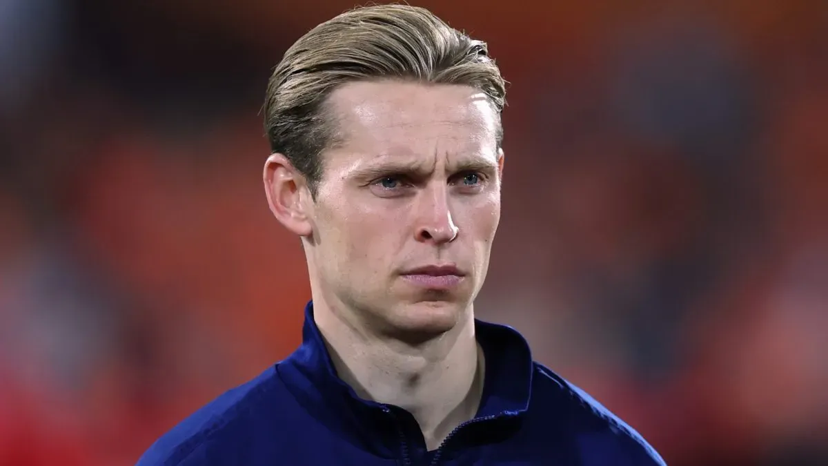 Frenkie De Jong standing out