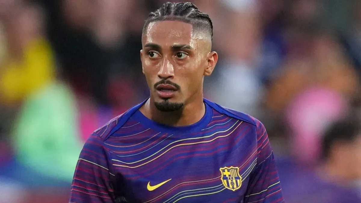 Barcelona's Raphinha warming up