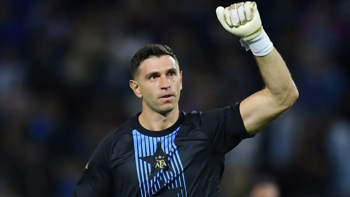 Emiliano Martínez of Argentina waves to fans prior to the South American FIFA World Cup 2026 Qualifier match between Argentina and Peru at Estadio Alberto J. Armando on November 19, 2024 in Buenos Aires, Argentina.