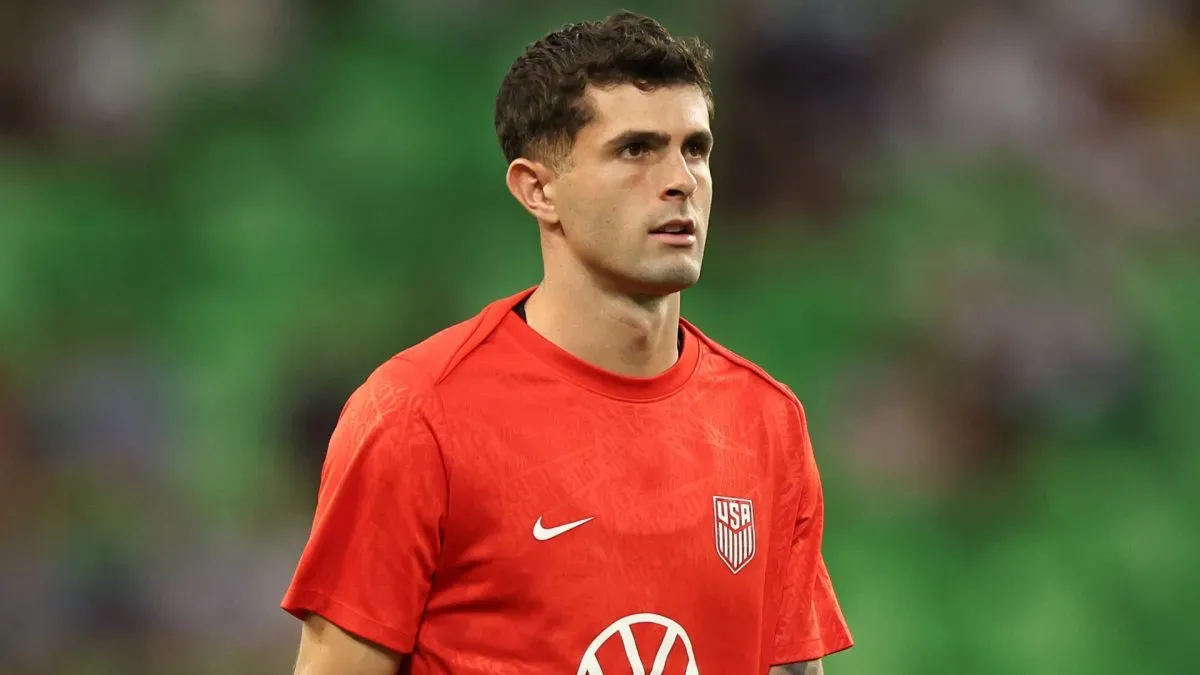 Christian Pulisic #10 of United States warms up before the Ecuador game.