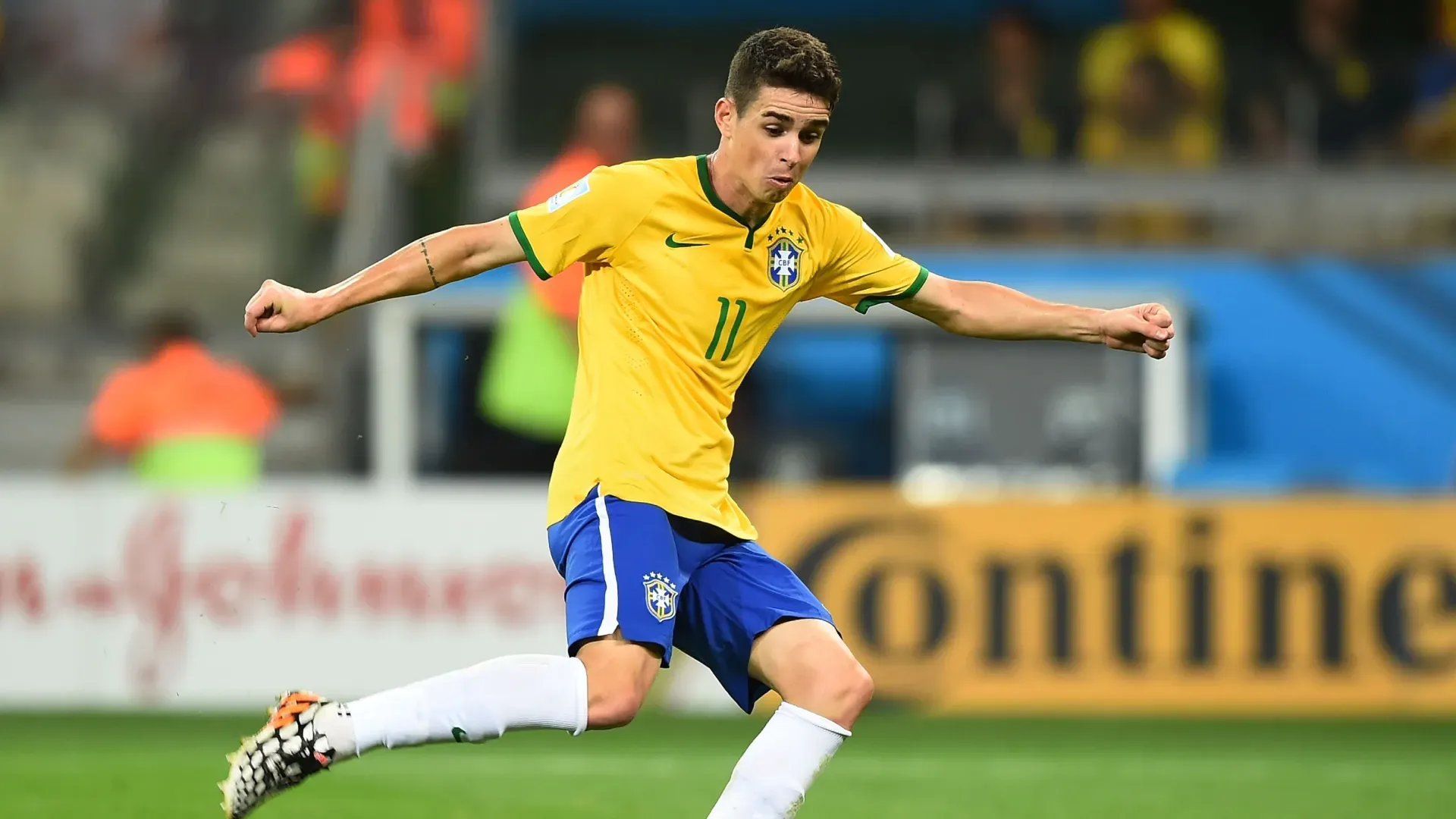 Oscar playing for Brazil during the 2014 FIFA World Cup.