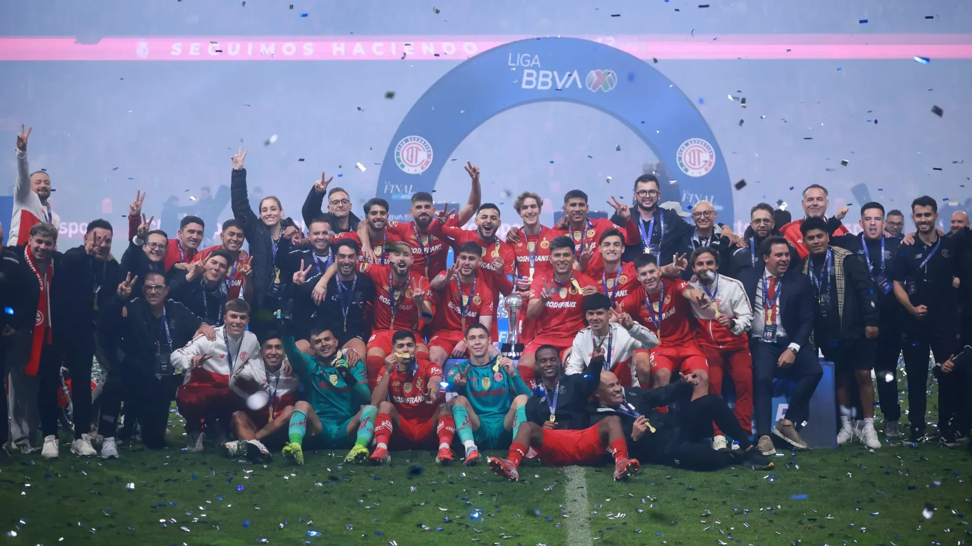 Toluca players celebrate with the trophy after winning the Torneo Apertura 2025 Liga MX.