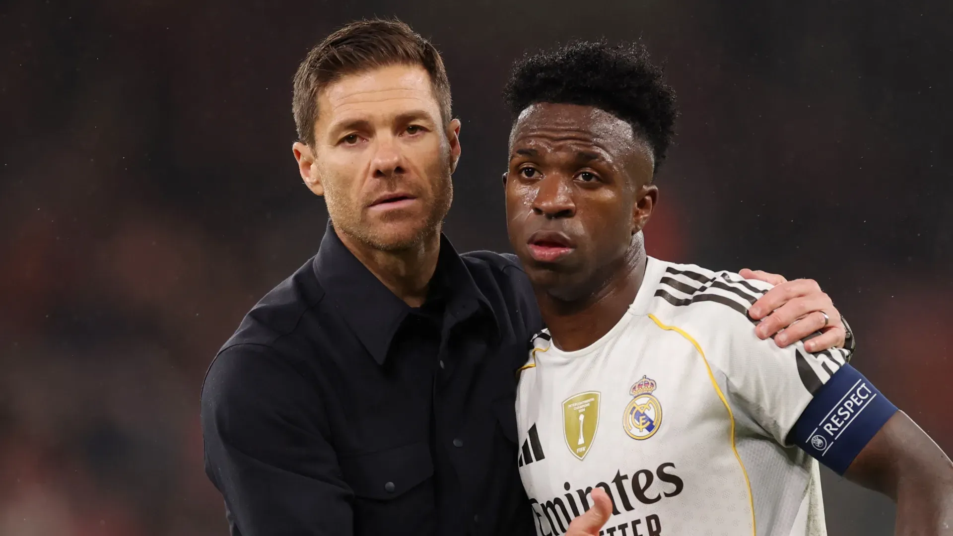 Xabi Alonso, Head Coach of Real Madrid, consoles Vinicius Junior.